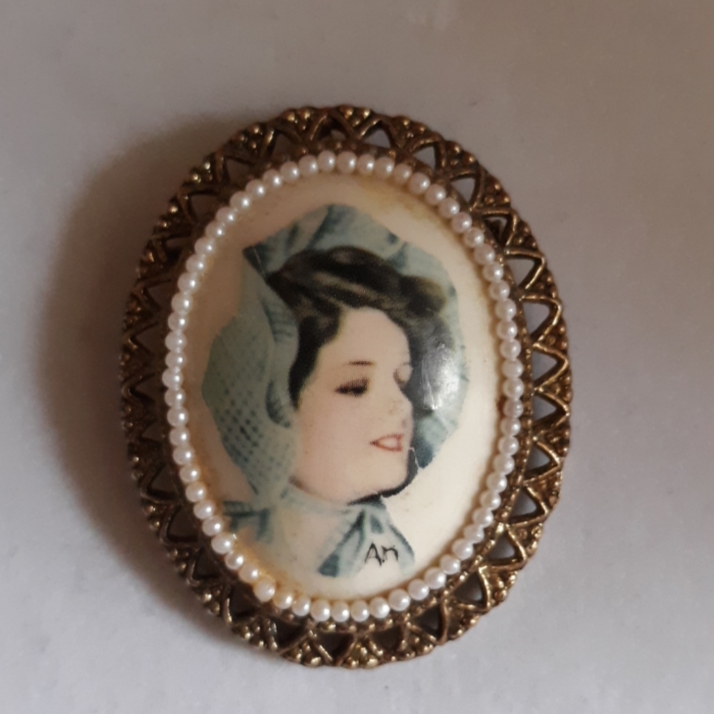 Vintage 80s Handmade Cameo Brooch Pin